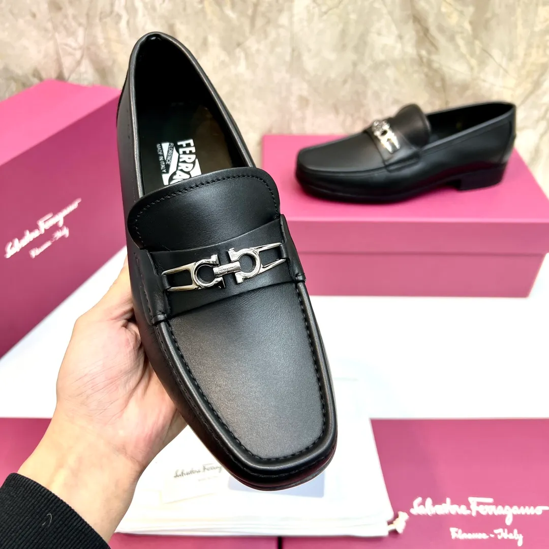 Original quality P780 Brand: Ferragamo Standard size: Men's size 39–44 (38.45 can be customized) Grade: Same style as the official website High-quality men's shoes Material: Customized first-layer calfskin with water-dyed cowhide lining Cowhide tiptoe Original non-slip and wear-resistant rubber outsole Style category: Men's formal business leather shoes are young and fashionable European and American trends British style Casual matching and comfortable feet Color: actual picture